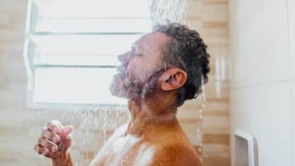 Le véritable nombre de douches que vous devriez prendre en vieillissant, vous allez être étonné