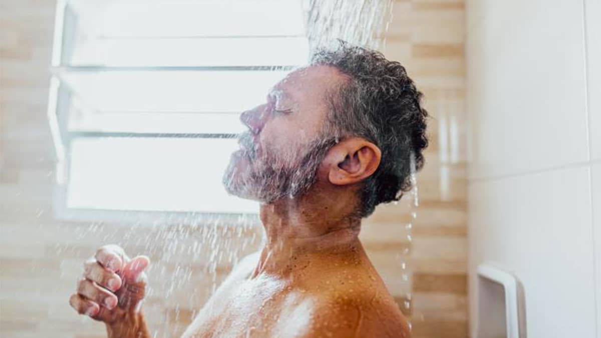 Le véritable nombre de douches que vous devriez prendre en vieillissant, vous allez être étonné