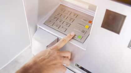 L’erreur grave à bannir lors d’un retrait d’argent à un distributeur : votre argent est en danger