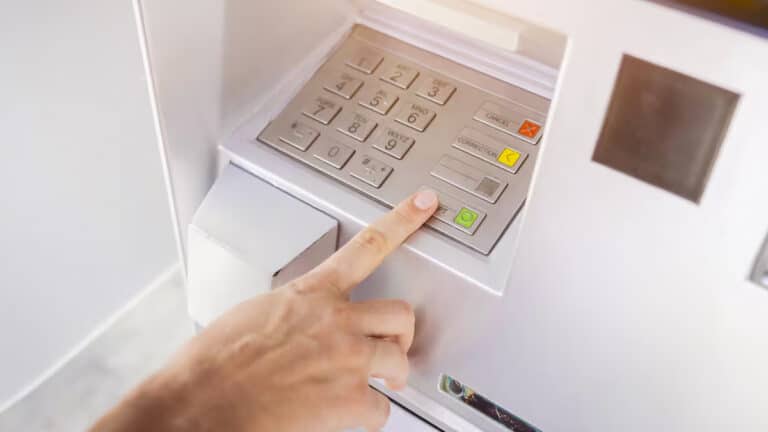 L’erreur grave à bannir lors d’un retrait d’argent à un distributeur : votre argent est en danger