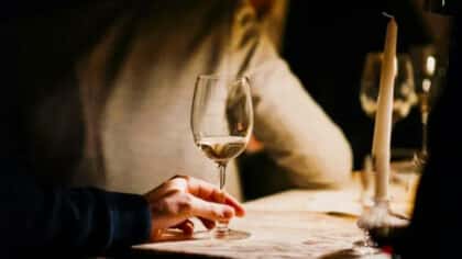 Les astuces infaillibles pour refroidir le vin le plus rapidement possible selon des experts