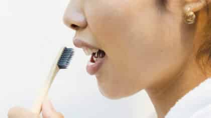 Les dangers méconnus de cette astuce que beaucoup utilisent pour blanchir les dents