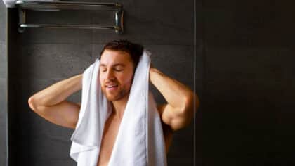 Les erreurs fatales les plus courantes que vous faites sous la douche, selon une dermatologue