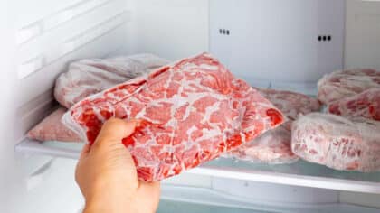 Les experts alertent : voici combien de temps vous pouvez conserver de la viande au congélateur