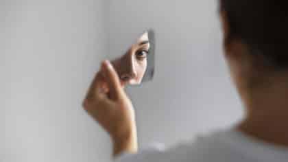 Les experts mettent en garde : les narcissiques partagent ces 6 habitudes communes