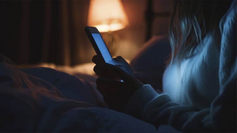 Les risques et dangers méconnus de dormir avec votre téléphone sous l’oreiller