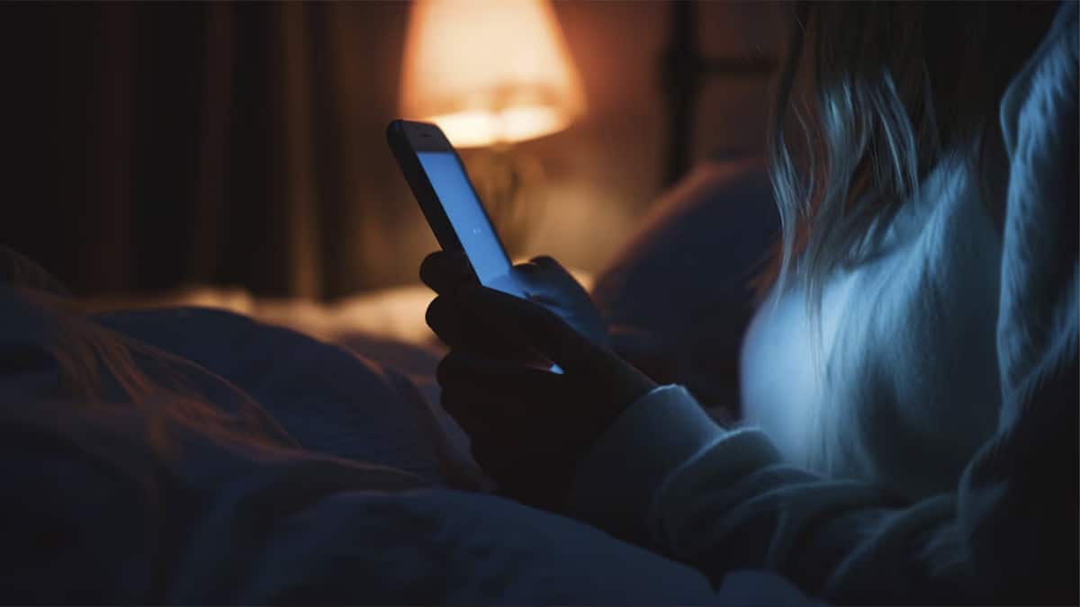 Les risques et dangers méconnus de dormir avec votre téléphone sous l’oreiller