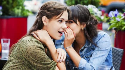 Les signes qui révèlent qu’un ami parle mal de vous dans votre dos selon la psychologie