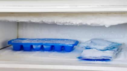 Les solutions miracles pour empêcher la glace de s’accumuler dans votre congélateur