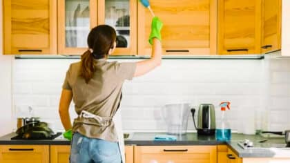 Ménage : que signifie le fait qu’une personne nettoie constamment sa maison