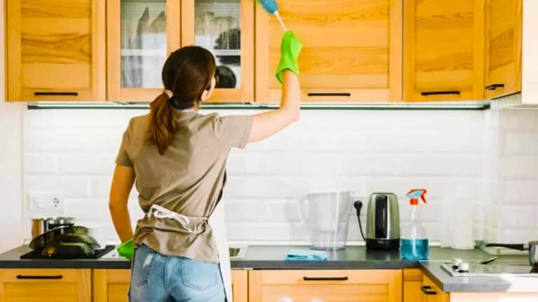 Ménage : que signifie le fait qu’une personne nettoie constamment sa maison