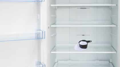 Mettez du bicarbonate dans votre frigo lorsque vous partez en vacances, voici à quoi il sert