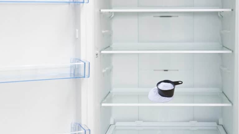 Mettez du bicarbonate dans votre frigo lorsque vous partez en vacances, voici à quoi il sert