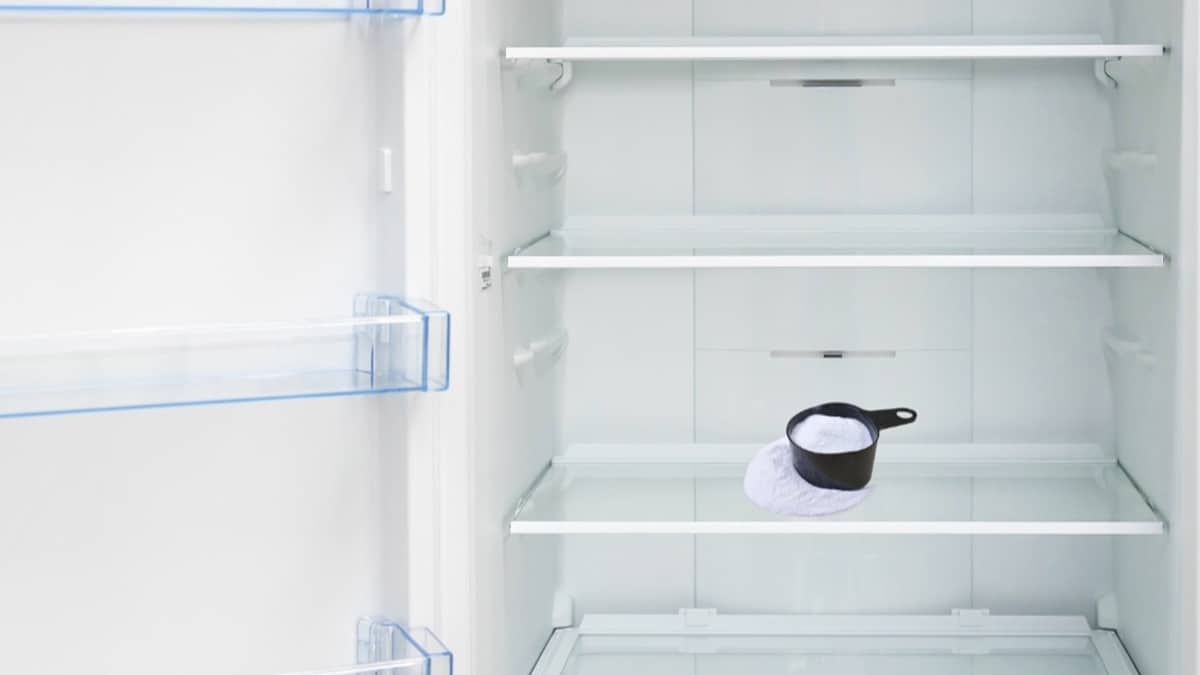 Mettez du bicarbonate dans votre frigo lorsque vous partez en vacances, voici à quoi il sert