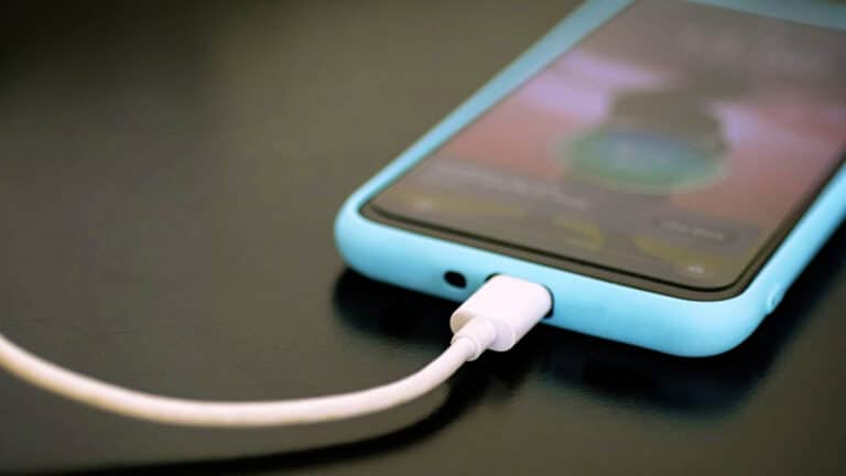 Ne chargez surtout jamais votre smartphone la nuit : voici pourquoi