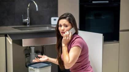 Ne faites jamais cela dans votre évier de cuisine : vos tuyaux se boucheront et il sera trop tard