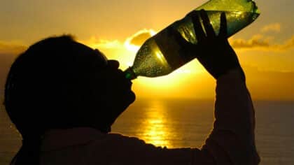 Ni 8 verres ni une bouteille: la quantité d'eau à boire par jour après 65 ans pour rester hydratées en été