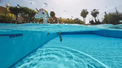 Ni Javel ni chlore : l’astuce recommandée par les pros pour nettoyer votre piscine cet été