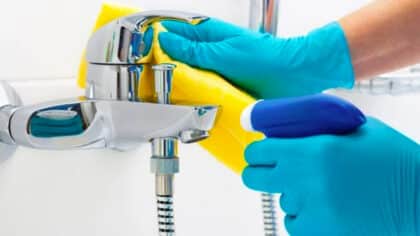 Ni Javel ni vinaigre : l’astuce pour éliminer pour toujours le calcaire dans la salle de bain