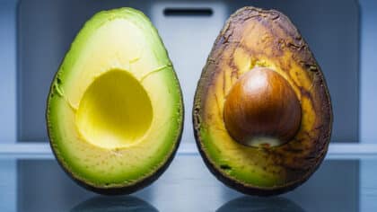 Ni Tupperware ni film plastique : comment conserver un avocat coupé pour éviter qu’il noircisse