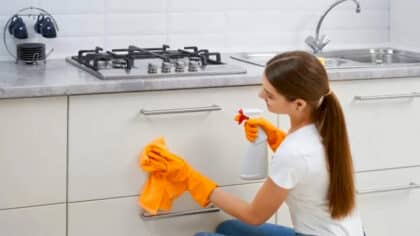 Ni ammoniaque ni vinaigre : l’astuce pour nettoyer la graisse des meubles de cuisine sans effort