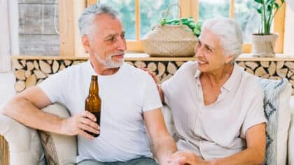 Ni bière ni soda : la boisson la plus saine pour les plus de 60 ans est celle que tout le monde néglige