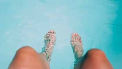 Ni chlore, ni anti-algues: l'astuce simple et la plus efficace pour nettoyer votre piscine chaque semaine
