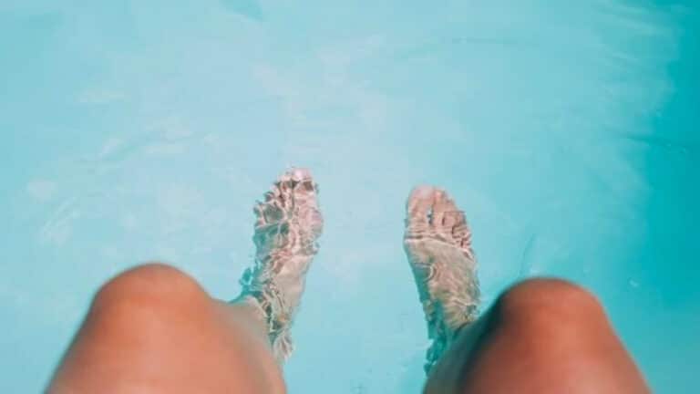 Ni chlore, ni anti-algues: l'astuce simple et la plus efficace pour nettoyer votre piscine chaque semaine