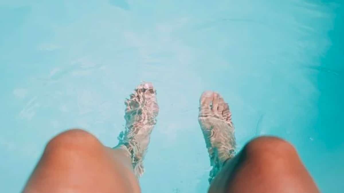 Ni chlore, ni anti-algues: l'astuce simple et la plus efficace pour nettoyer votre piscine chaque semaine