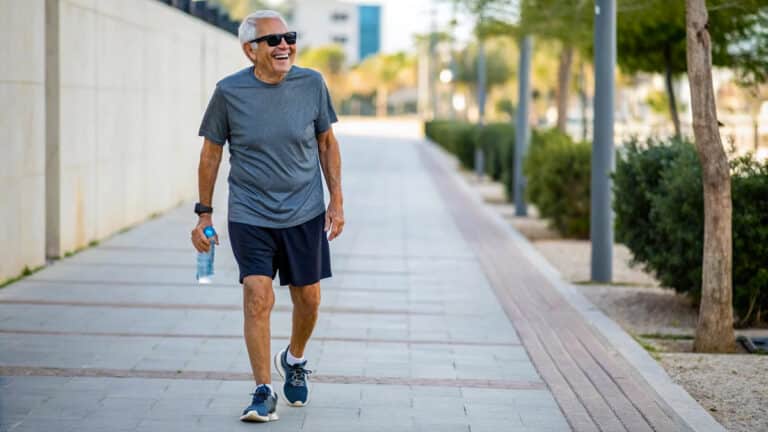 Ni courir ni nager : la meilleure activité après 60 ans pour améliorer la santé cardiovasculaire