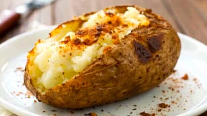 Ni cuisinière ni four: l'astuce géniale des chefs pour cuire une pomme de terre au four en moins de 10 mn