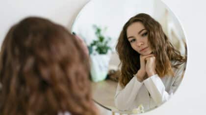 Ni être fou ni se sentir seul: la signification de se parler à soi-même à voix haute selon la psychologie