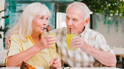 Ni jus ni sodas : la meilleure boisson après 65 ans pour combattre la soif et la chaleur cet été