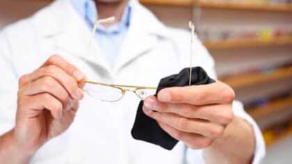 Ni lingettes ni microfibre: la nouvelle astuce pour nettoyer vos lunettes et les rendre comme neuves