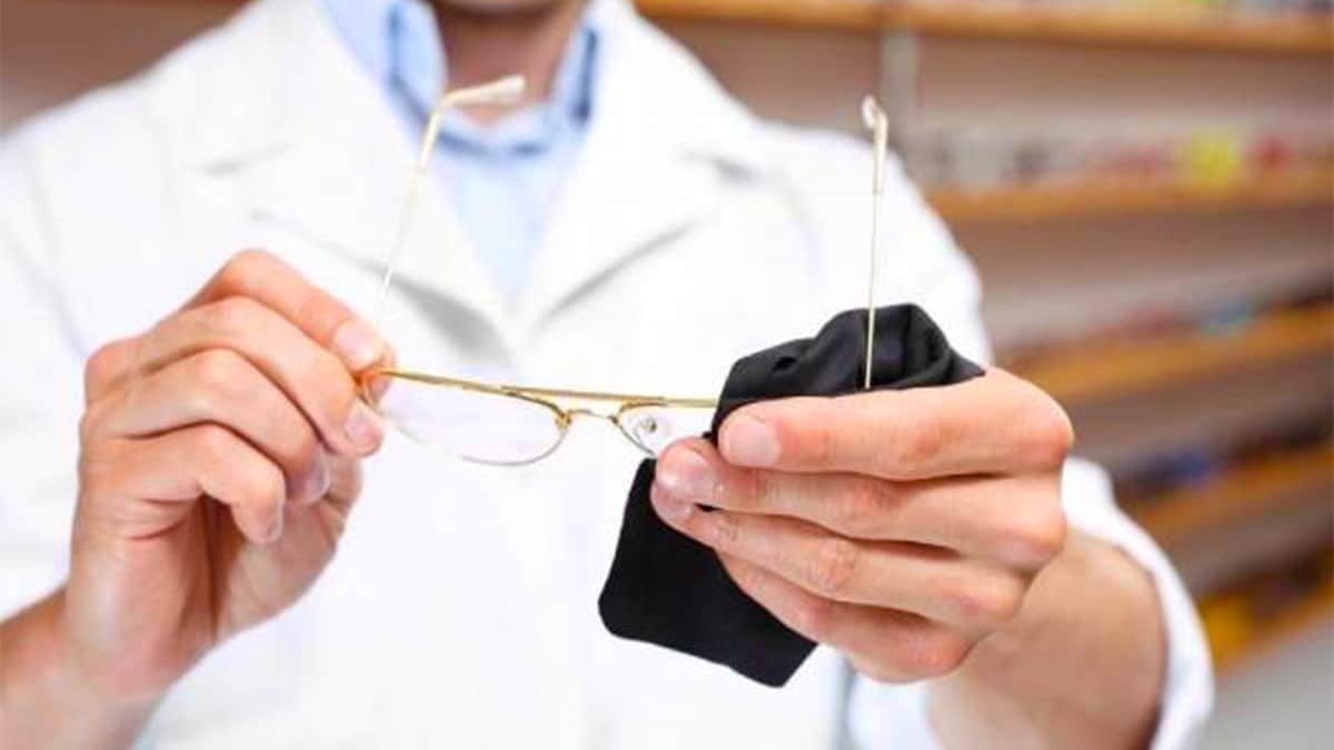 Ni lingettes ni microfibre: la nouvelle astuce pour nettoyer vos lunettes et les rendre comme neuves