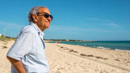Ni lunettes ni casquette: le vêtement que les plus de 70 ans doivent porter à l'extérieur l'été