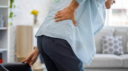 Ni marche ni musculation : l’activité à faible impact pour les plus de 55 ans qui ont mal au dos
