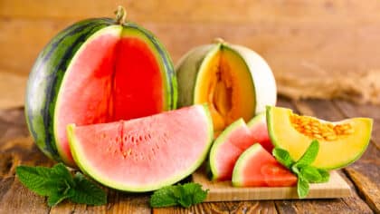 Ni melon ni pastèque : le meilleur fruit d’été pour éliminer la rétention d’eau et mieux digérer