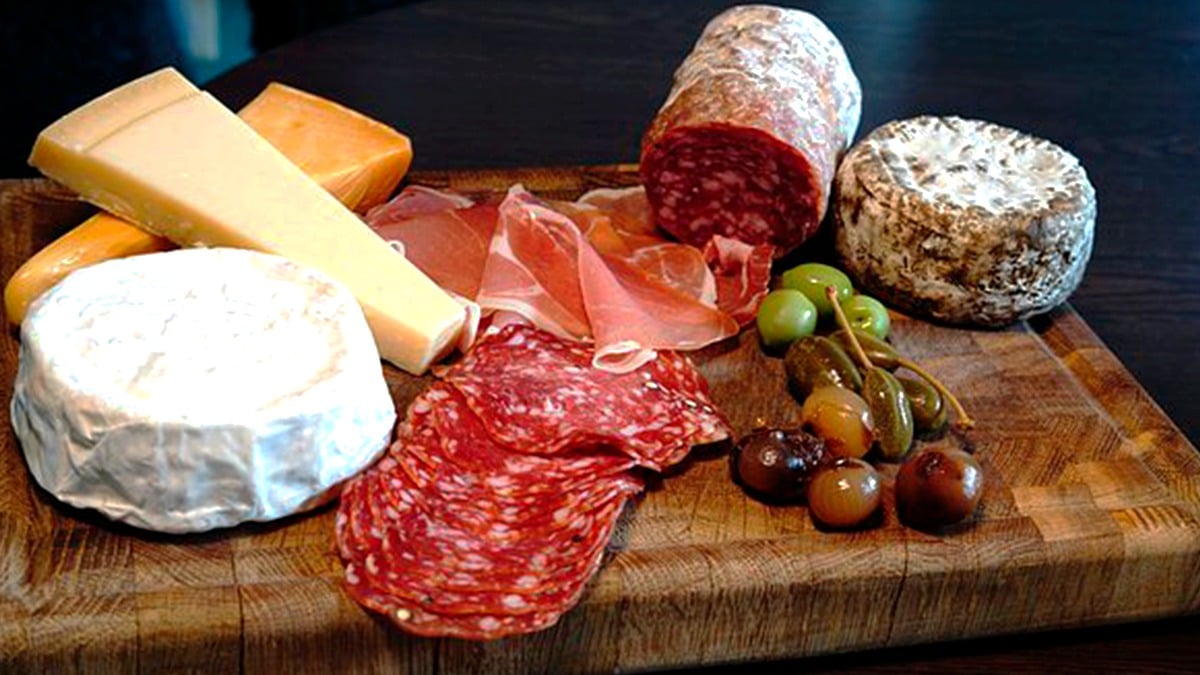 Ni papier alu ni film alimentaire: l'astuce pour que le fromage et le saucisson ne sèchent pas une fois ouverts