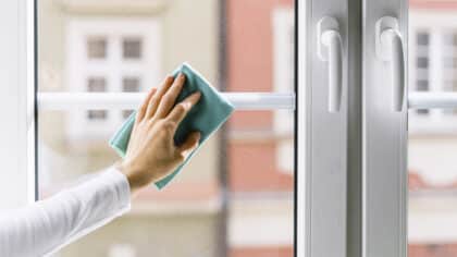 Ni savon ni bicarbonate: le secret infaillible pour nettoyer vos vitres et les retrouver étincelantes sans trace