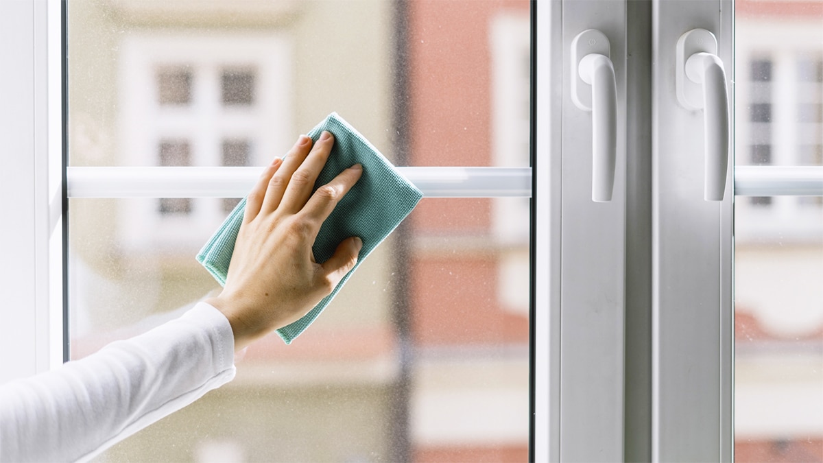 Ni savon ni bicarbonate: le secret infaillible pour nettoyer vos vitres et les retrouver étincelantes sans trace