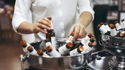 Ni serviettes ni congélateur : l’astuce simple pour refroidir votre bière en été en 15 minutes