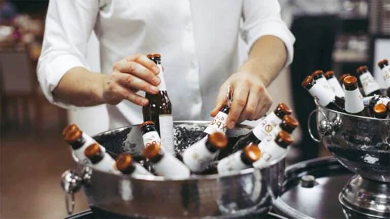 Ni serviettes ni congélateur : l’astuce simple pour refroidir votre bière en été en 15 minutes