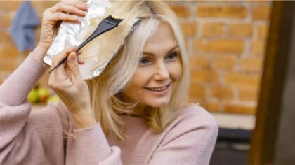 Ni teinture ni spray : toutes les alternatives pour couvrir vos cheveux blancs naturellement