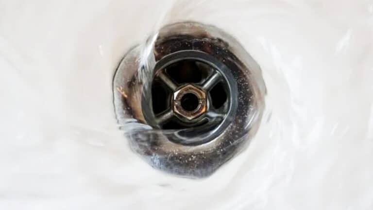 Ni vinaigre ni bicarbonate : l’astuce de pro radicale pour déboucher un évier instantanément