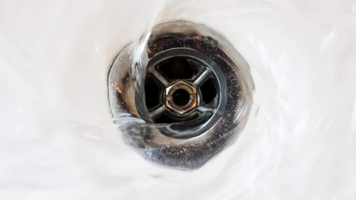 Ni vinaigre ni bicarbonate : l’astuce de pro radicale pour déboucher un évier instantanément