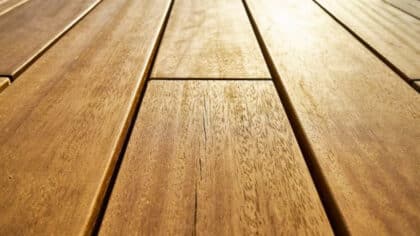 Ni vinaigre ni cire : l’astuce toute simple pour faire briller votre parquet comme neuf