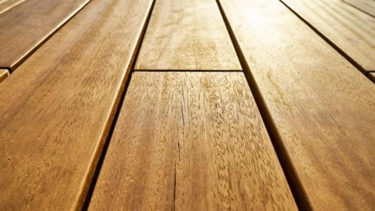 Ni vinaigre ni cire : l’astuce toute simple pour faire briller votre parquet comme neuf