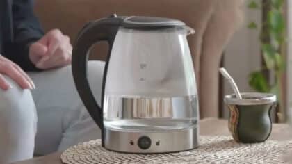 Ni vinaigre ni savon: l'astuce magique pour éliminer le calcaire d'une bouilloire électrique