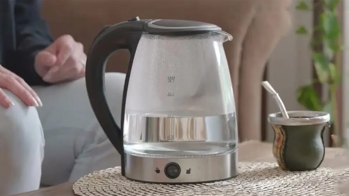 Ni vinaigre ni savon: l'astuce magique pour éliminer le calcaire d'une bouilloire électrique